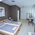 Moderne Hotel *