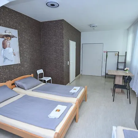 Moderne Hotel *