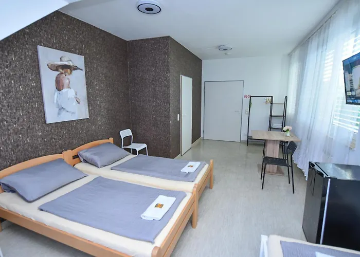 Moderne Hotel *